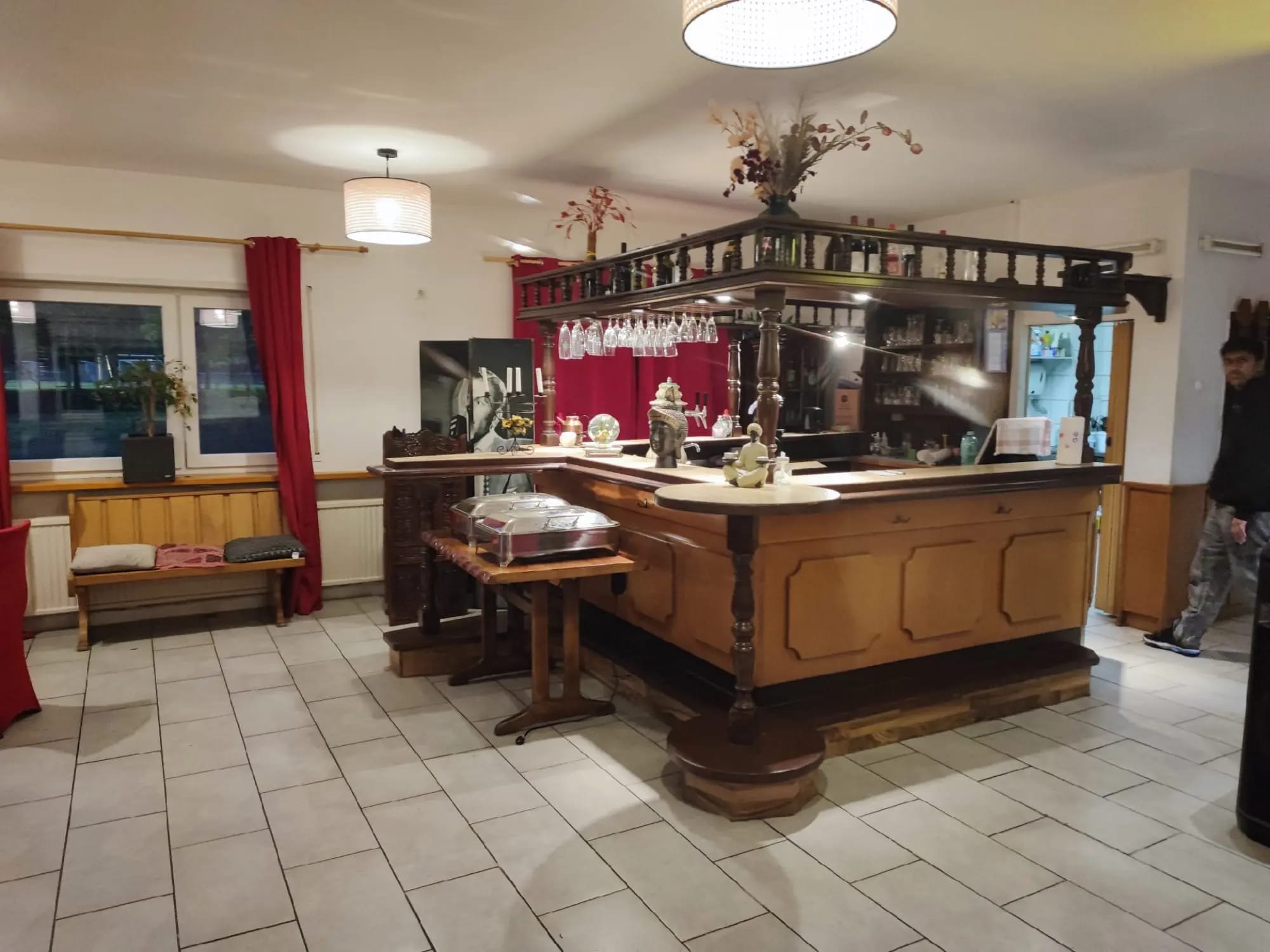 Holzbar im Partyraum