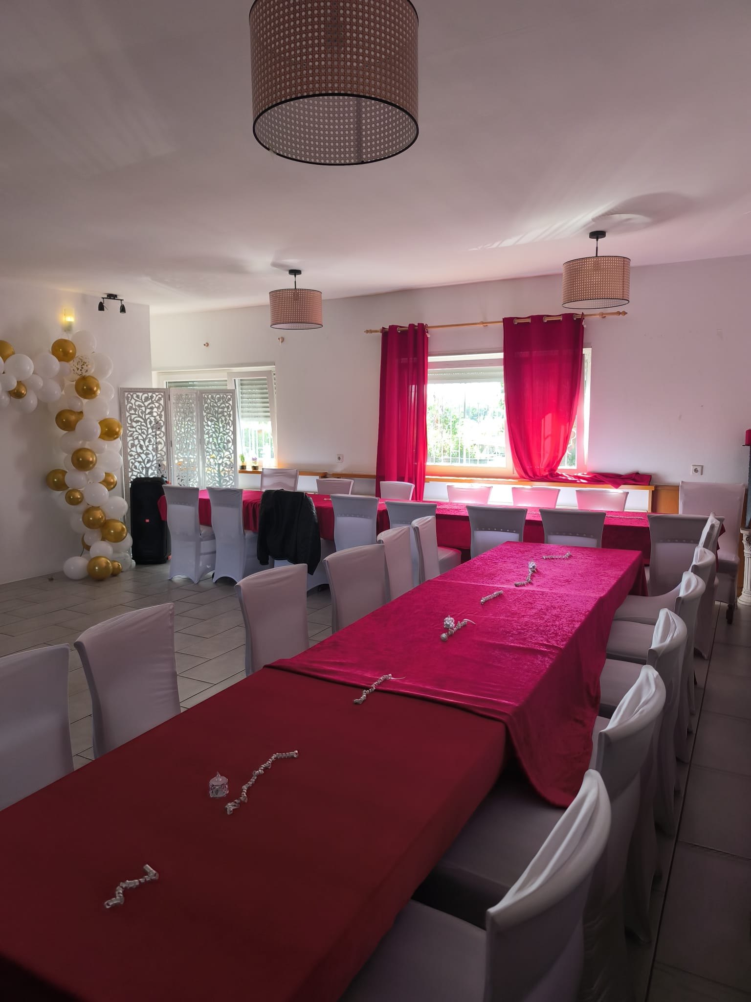 Lange Tafel mit burgunderroten Tischdecken