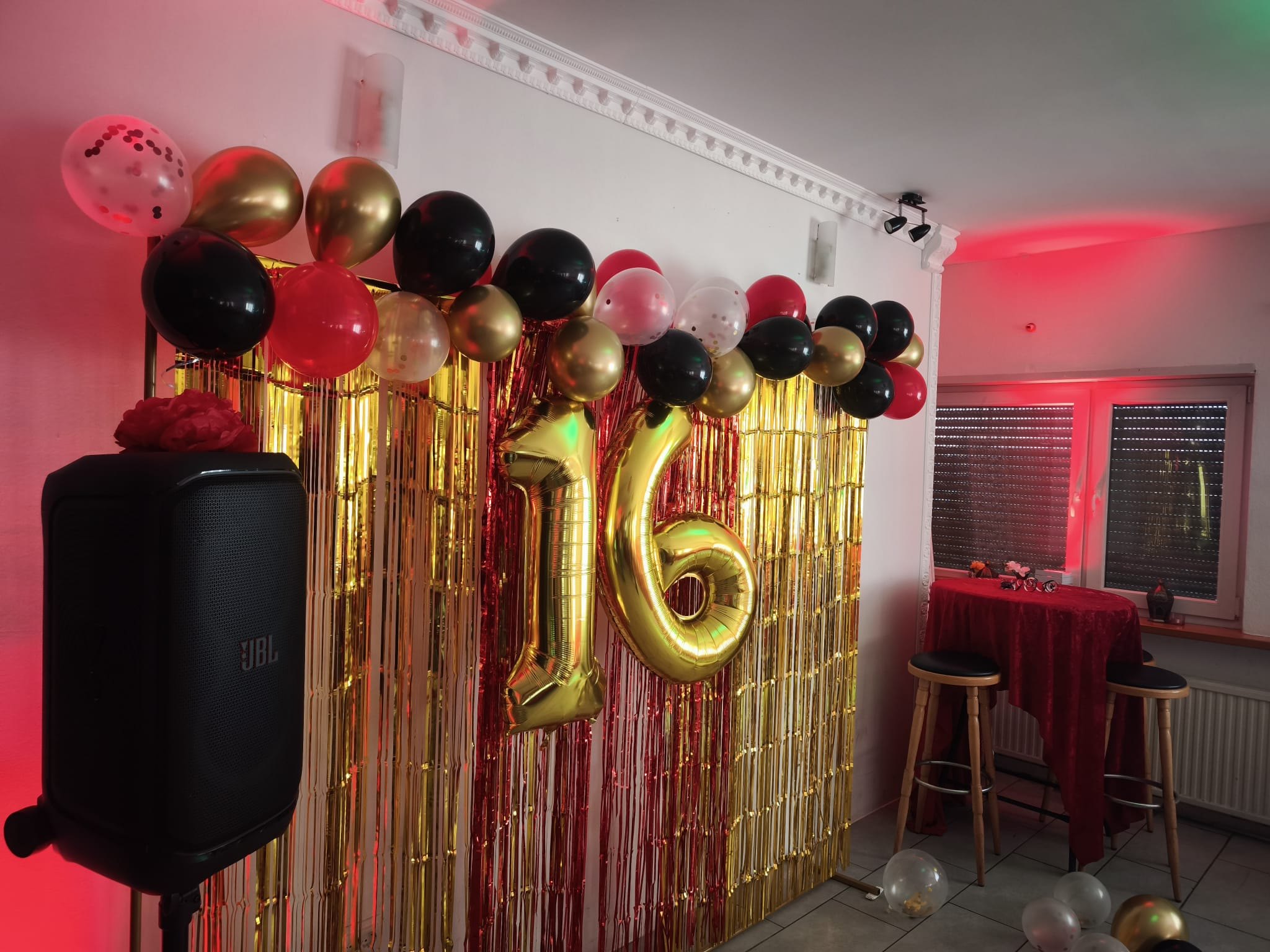 Goldene Zahlenballons und festliche Geburtstagsdekoration