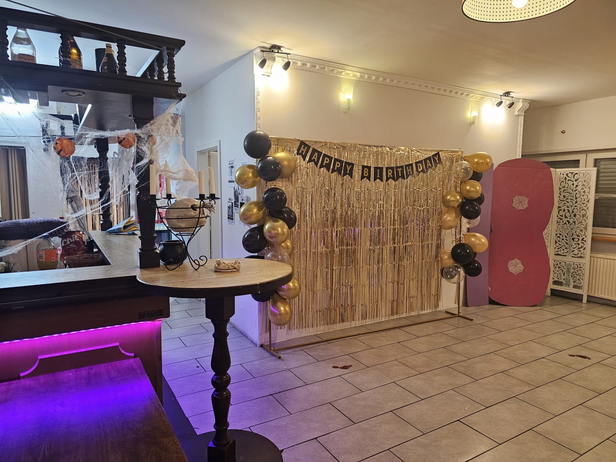 Goldene Fotowand mit Luftballons