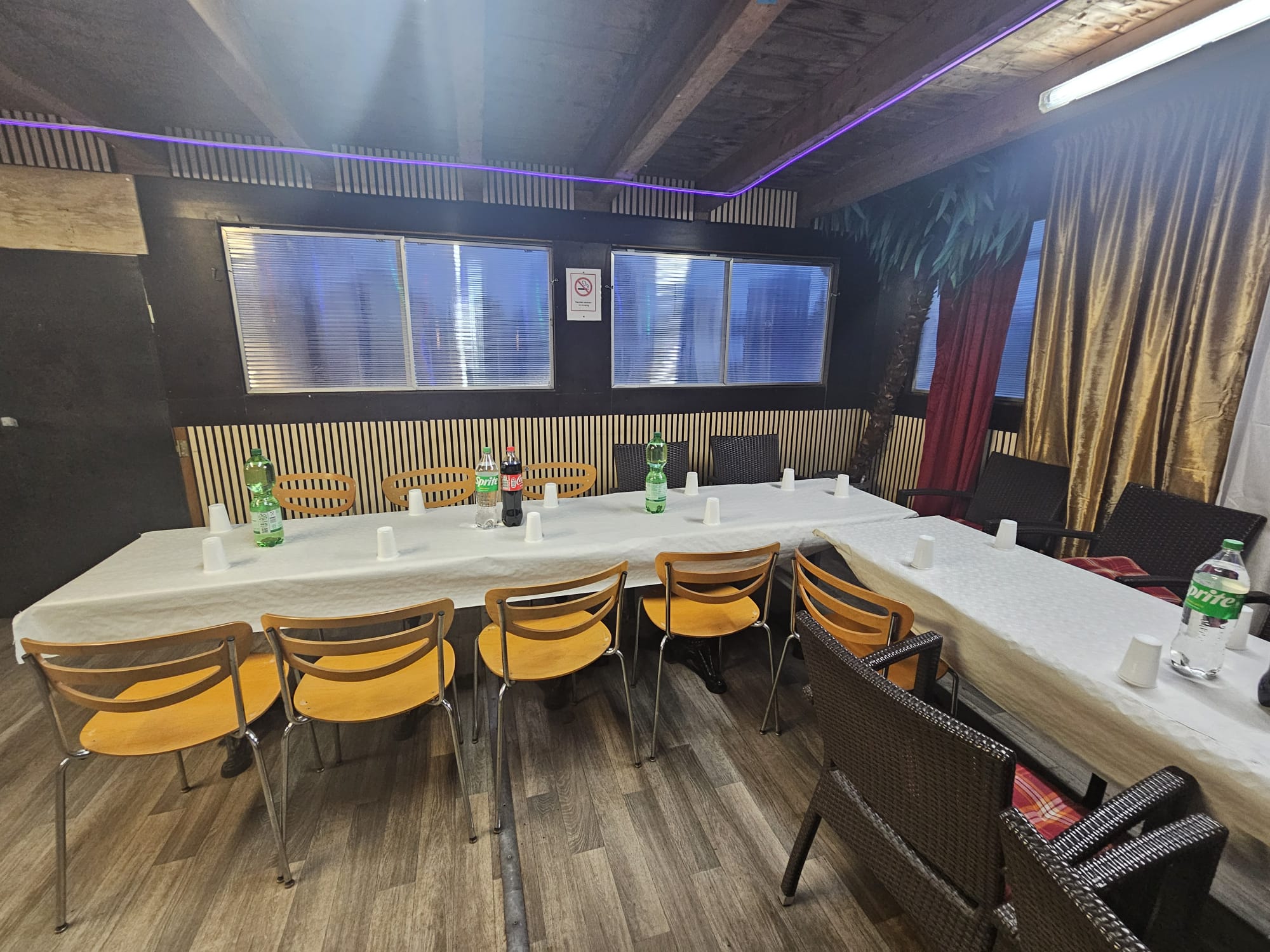 Rosa und goldene Partydekoration